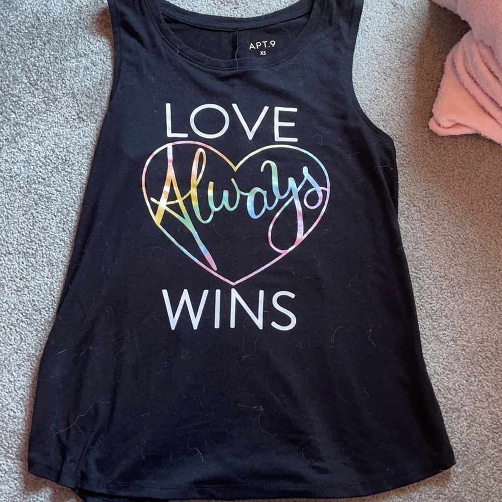Love Always Wins tank size xs